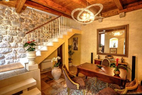 Dominus Little Palace