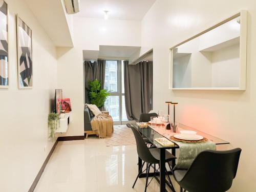 Stylish 1BR Prime BGC Uptown near Hyatt #upt119c