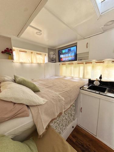 The Sleepney Room - Unique Converted Jeepney House