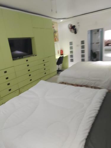 Big room with two queen bed