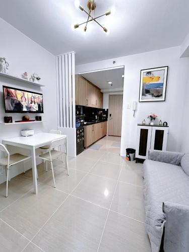 MOA Staycation Cozy Condo at Shore 1 Residence