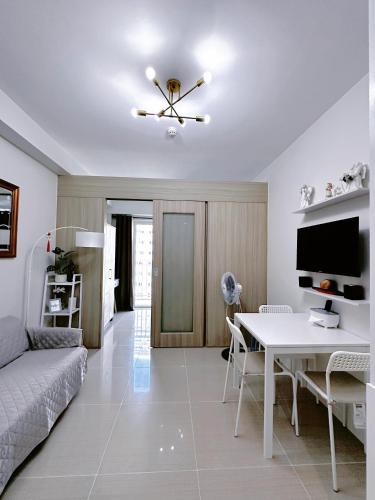 MOA Staycation Cozy Condo at Shore 1 Residence