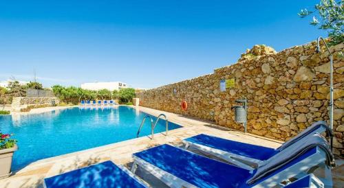 Entire Apartment I Pool Access I Walk to Beach