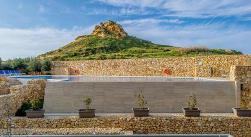 Entire Apartment I Pool Access I Walk to Beach