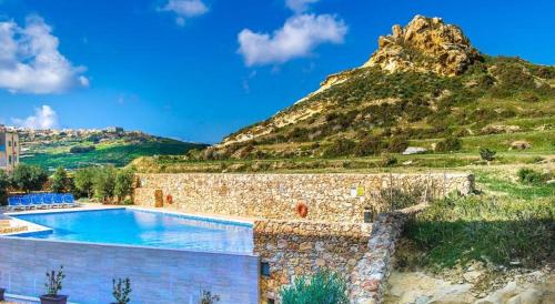 Entire Apartment I Pool Access I Walk to Beach