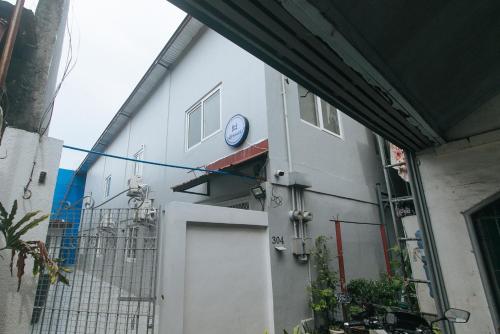 RedDoorz at Qhouzz near PUP