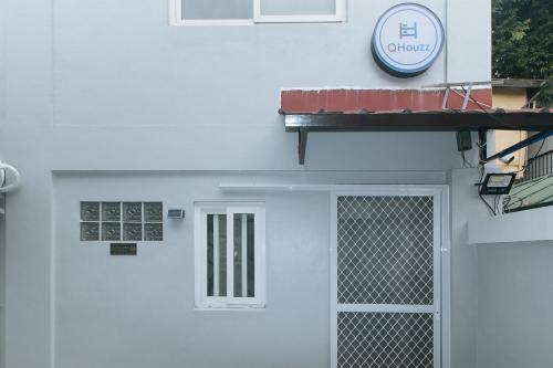 RedDoorz at Qhouzz near PUP