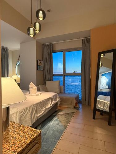 Modern 1BR with Balcony Facing Infinity Pool Manila Bay Sunset Near Airports OKADA Solaire MOA