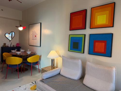 Modern 1BR with Balcony Facing Infinity Pool Manila Bay Sunset Near Airports OKADA Solaire MOA