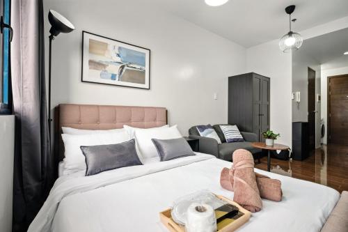 Penthouse Studio with City Views in Makati - Air Residences