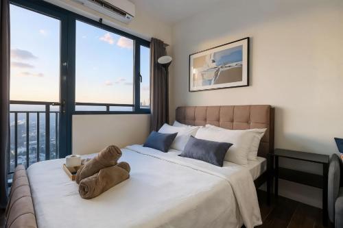 Penthouse Studio with City Views in Makati - Air Residences