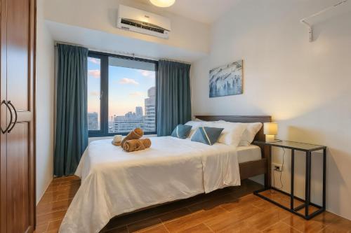 Makati CBD Condo 1BR with Skyline View