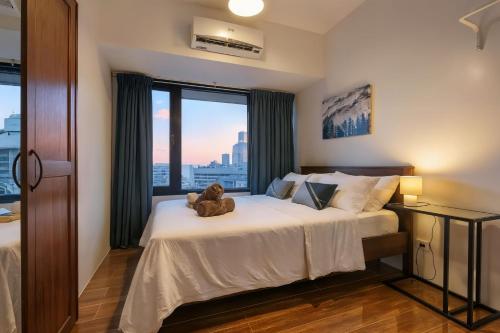 Makati CBD Condo 1BR with Skyline View