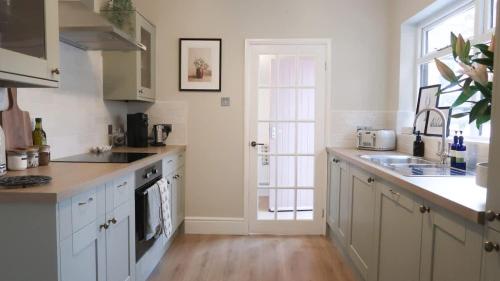 Luxury living outside the city walls - sleeps six