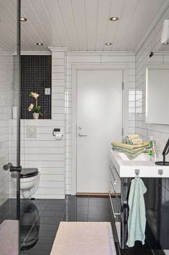 Sandefjord 1 bedroom kitchen and bathroom - Non smoking