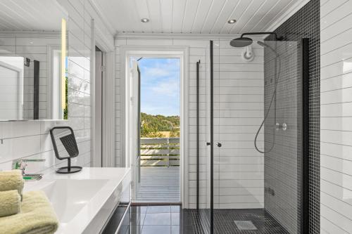 Sandefjord 1 bedroom kitchen and bathroom - Non smoking