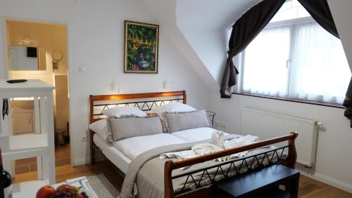 Malom To Guest House