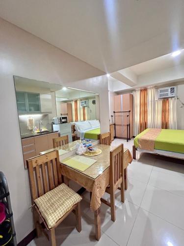 Staycation near manila airport across NAIA terminal 3,13 min drive to terminal 2 and 1, Vexy Condotel located at 101 newport manila