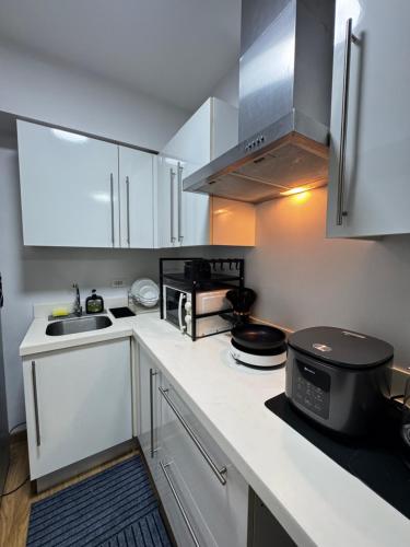 Metro Nook Cozy 2BR Unit with Balcony Facing Rockwell - Acqua Private Residences
