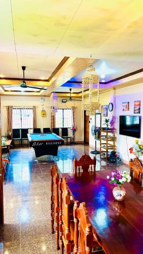 Chateau La Princesa rooms with garden, Bar & billiard