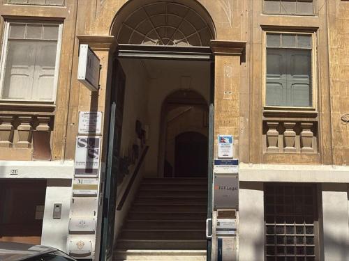 Vincenti Strait Street Suite
