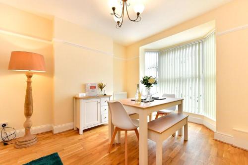 Castle Square Cottage - Beachside Retreat