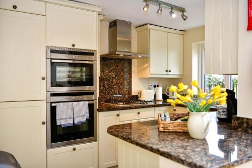 Castle Square Cottage - Beachside Retreat