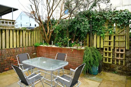 Castle Square Cottage - Beachside Retreat
