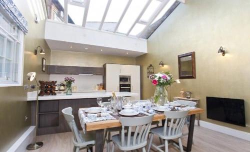 1 The Kings within the City Walls