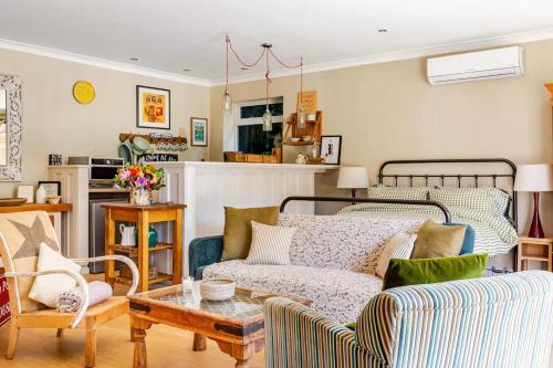 The Old Pool House, Stylish Large Studio in Private Country Estate with Air Con