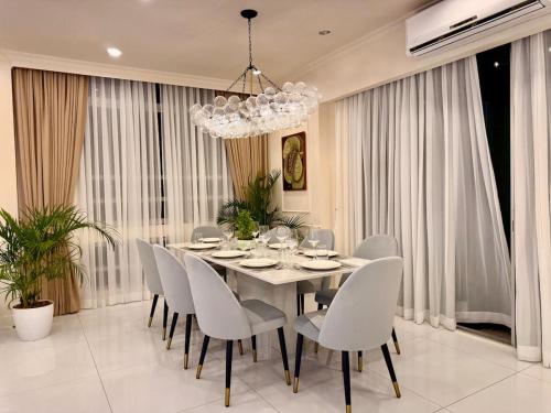 Elegant 4BR penthouse in BGC
