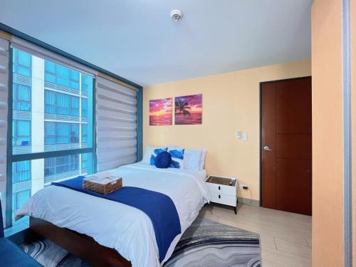 BGC Cozy Condo - Balcony, Pool, Wi-Fi - Suite 25