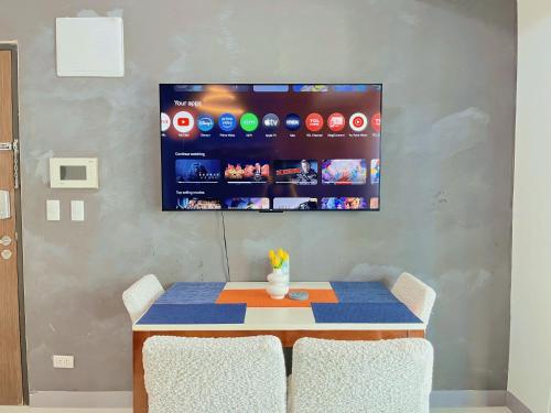 BGC Cozy Condo - Balcony, Pool, Wi-Fi - Suite 25