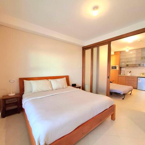 BREATHTAKING BAYVIEWS - 1-5 BR Luxury and Superior Condos with Panoramic Bay Views, Balcony, Gym, Pool & Netflix - Housekeeping Available -