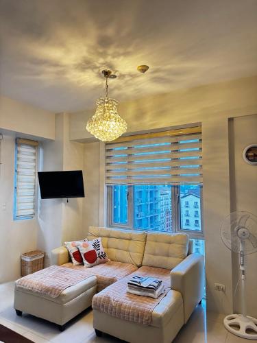 Lovely Flat Across NAIA Terminal 3 with Free Wifi and Netflix