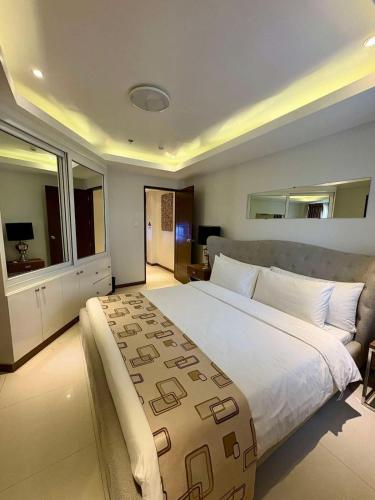 Sheryll Escapes - La Grande 608, classy 1BR balcony, WiFi, Netflix