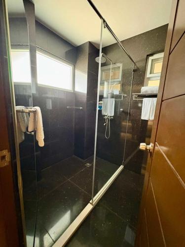 Sheryll Escapes - La Grande 608, classy 1BR balcony, WiFi, Netflix