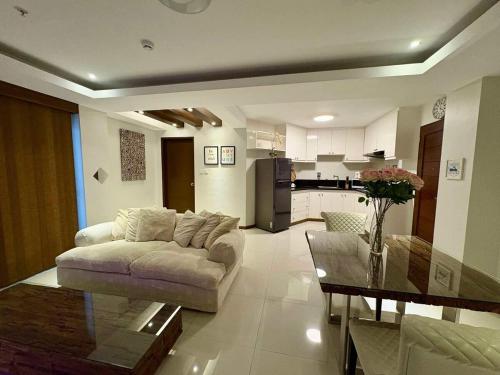 Sheryll Escapes - La Grande 608, classy 1BR balcony, WiFi, Netflix