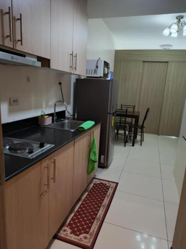 De Luxe, Standard and Studio Suites -The Breeze Residences-close to Airport, Mall of Asia, US Embassy