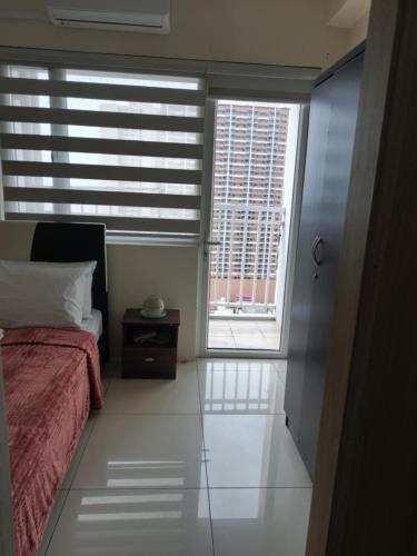 De Luxe, Standard and Studio Suites -The Breeze Residences-close to Airport, Mall of Asia, US Embassy