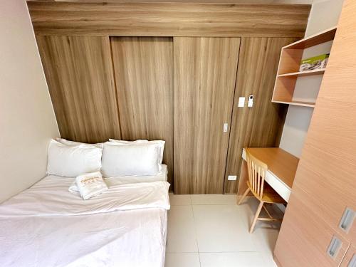 Cairong Inn Condominium TV with Netflix FAME RESIDENCES