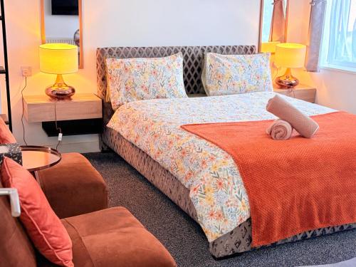 Luton Lodge - Newly Refurbished, Ideal for Short Stay , 5 mints To Luton Airport , Train Station, Town Centre , Free off street Parking