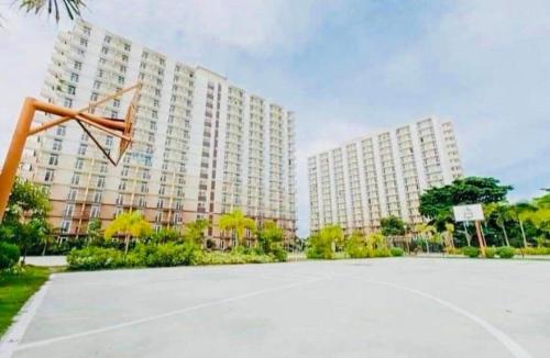 Spacious studio with balcony and guest parking