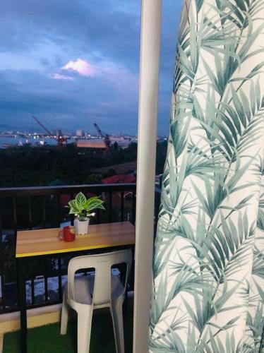 Spacious studio with balcony and guest parking