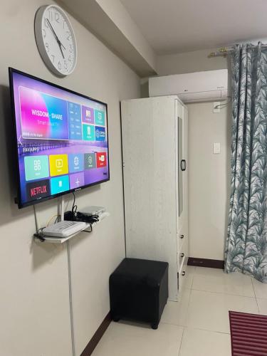 Spacious studio with balcony and guest parking