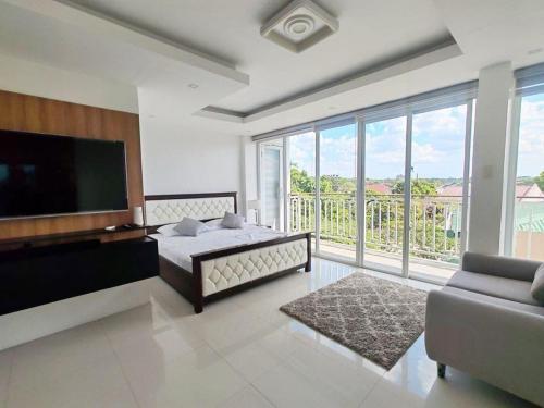 7BR Luxury Resort with Pool and Bar