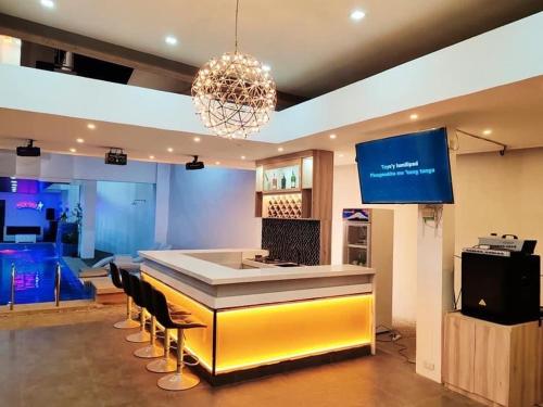 7BR Luxury Resort with Pool and Bar