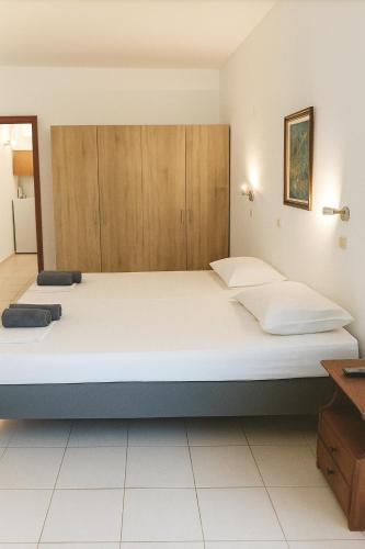 Merryland Studios & Apartments