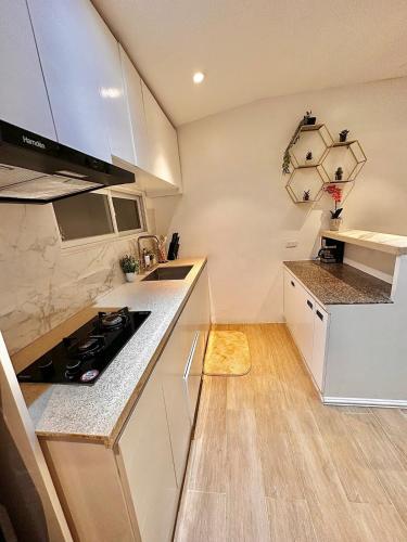 Cozy 2BR Home near airport with pool access