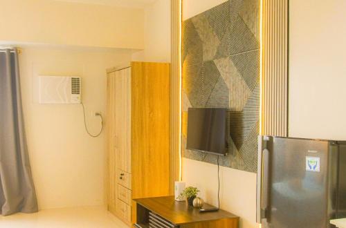 Casa - Central Charm Studio with Skyline Views Near Ayala Mall